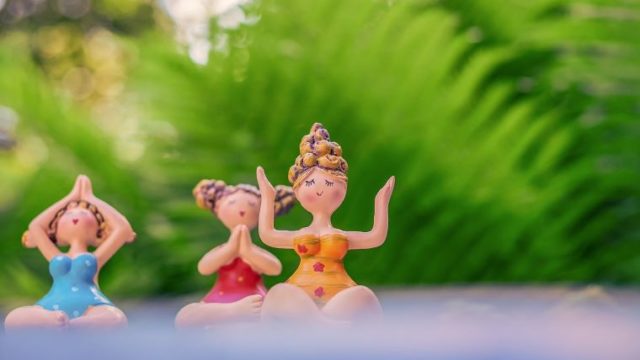 ヨガをする人形の写真