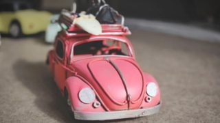 ピンクの車の模型の画像