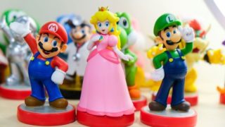 マリオとお姫様のフィギュアの画像