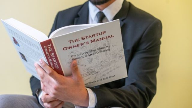 読書をする男性の画像