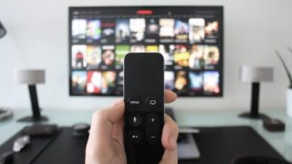 テレビにリモコンを向ける手元の画像