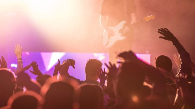 ライブ会場で盛り上がる観客たち