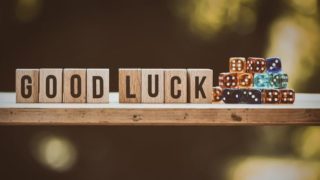 「good luck」と書かれたサイコロの画像