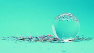 ペパーミントグリーンの背景の前に輝く水晶の玉